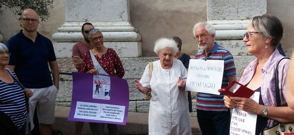 Annamaria è tornata in piazza con il cartello Io sto con i migranti''